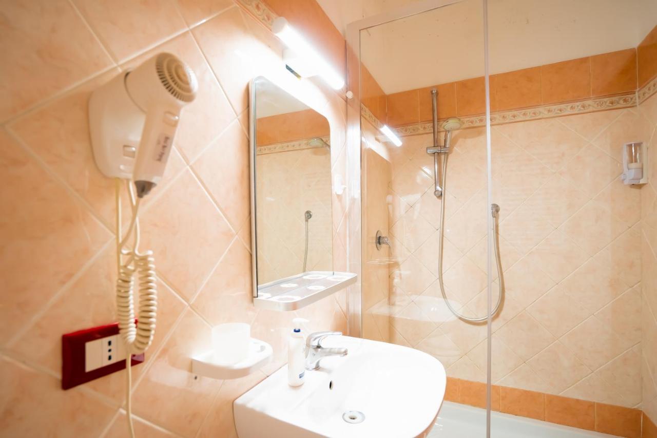 Booking Inn Rome Center ภายนอก รูปภาพ