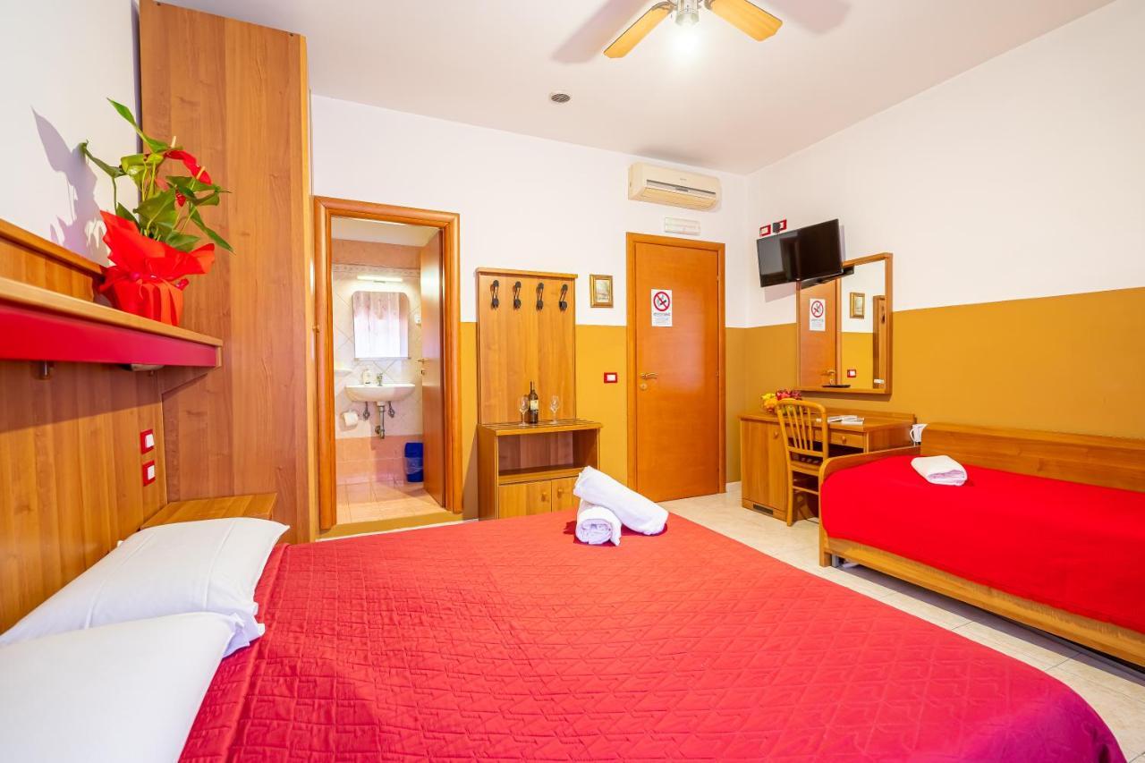 Booking Inn Rome Center ภายนอก รูปภาพ